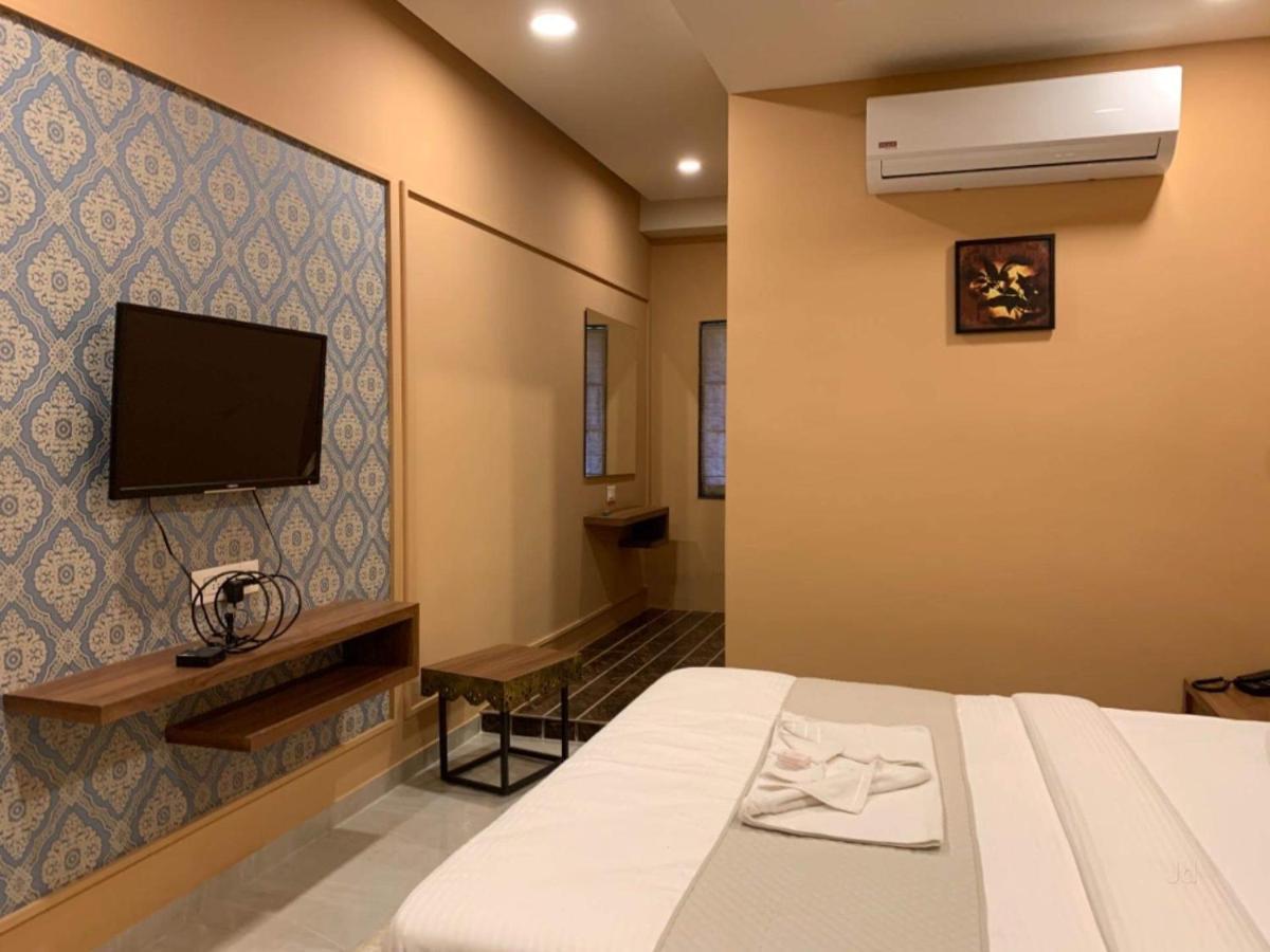 Hotel Radha Krishna Ананд Екстер'єр фото